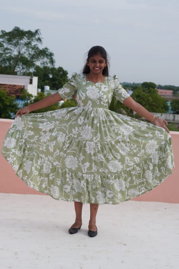 Delta Crush 3 Tier  green color white flower feeding kuruthi