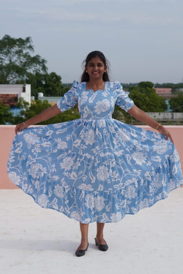 Delta Crush 3 Tier Blue color white flower feeding kuruthi